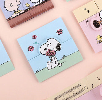 Expanding mini card with Snoopy holding flowers, pastel illustrated design