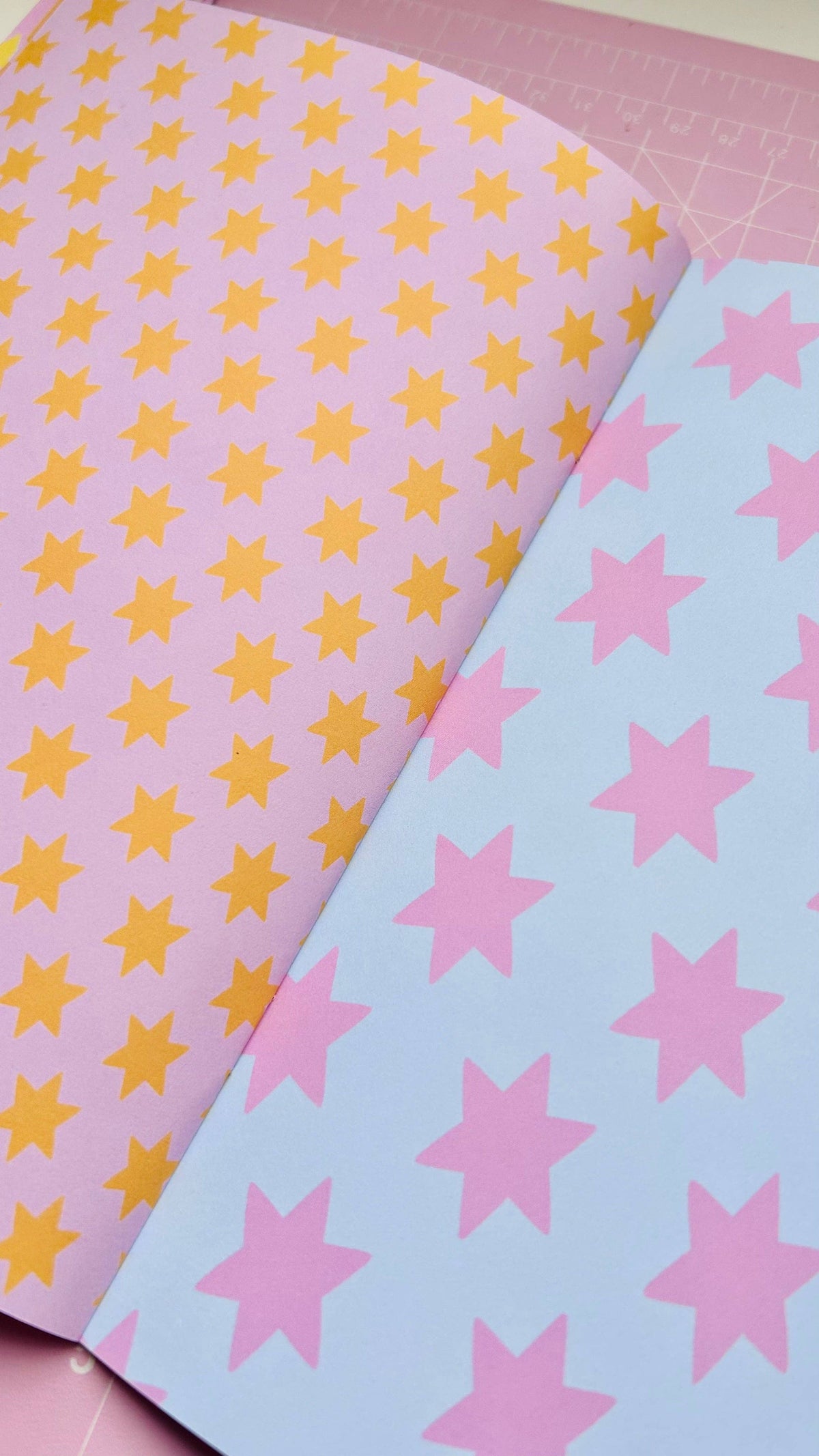 A5 deco papers book, overlapping star-pattern sheets in gold, pink, and light purple with big stars