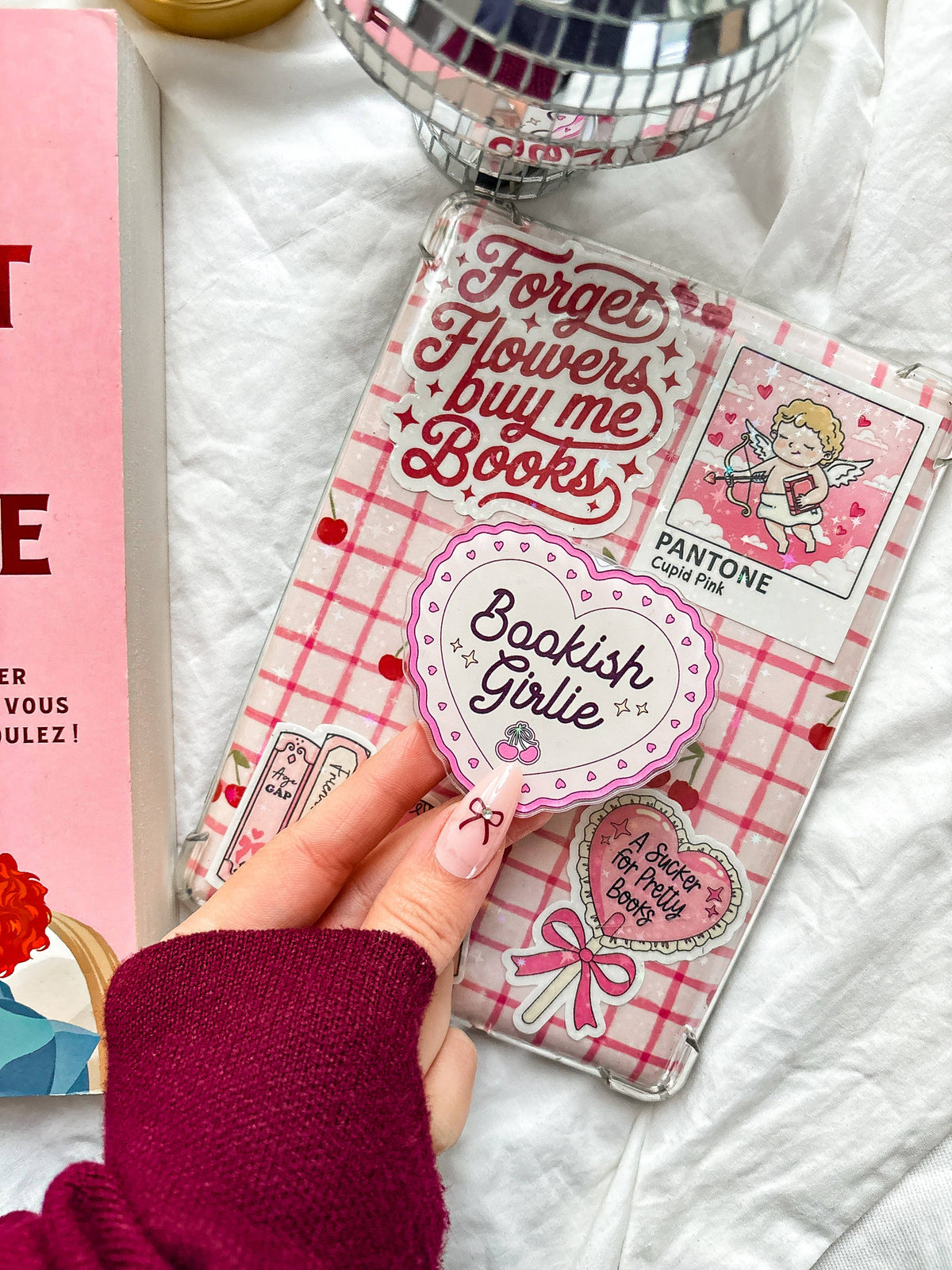 Clear bookish-themed magnetic grip with pink grid and heart badge