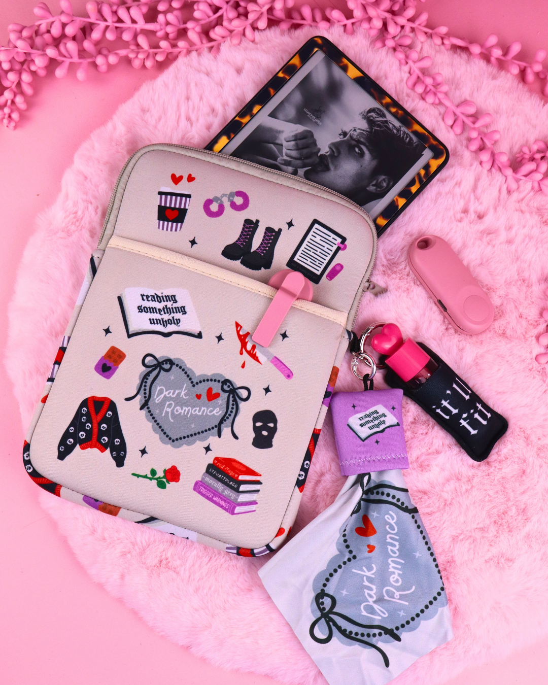 Light beige e-reader sleeve with zipper, pink keychain and charm tag